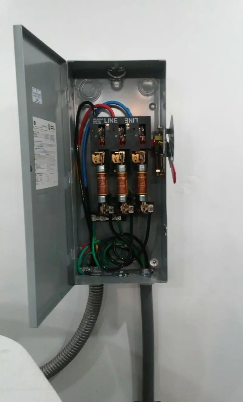 Three-phase disconnect switch installed for Smoke Detector Installation in Hamburg